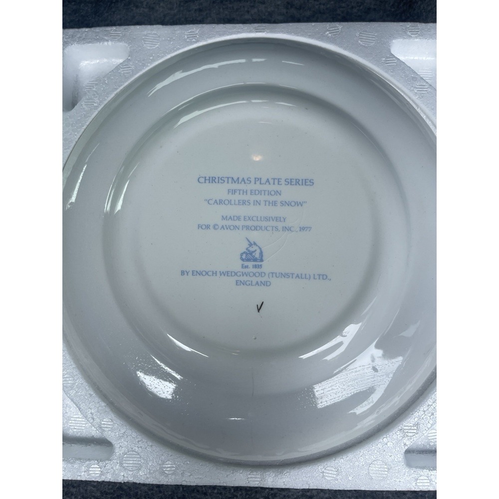 Vintage Avon Christmas collector plate "Carolers in the Snow" Christmas 1977 - Picture 2 of 6